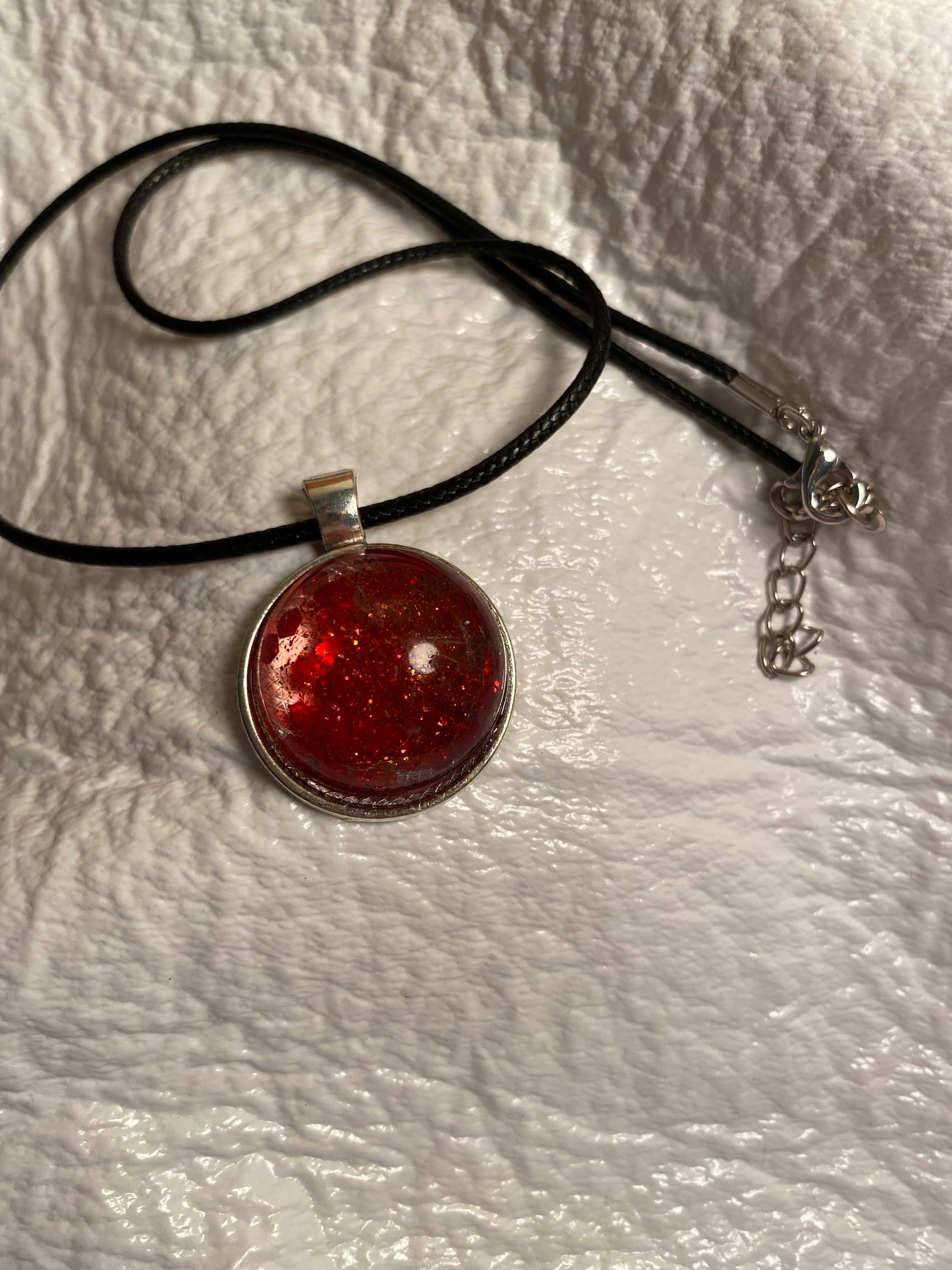 Red glitter in round bezel pendant