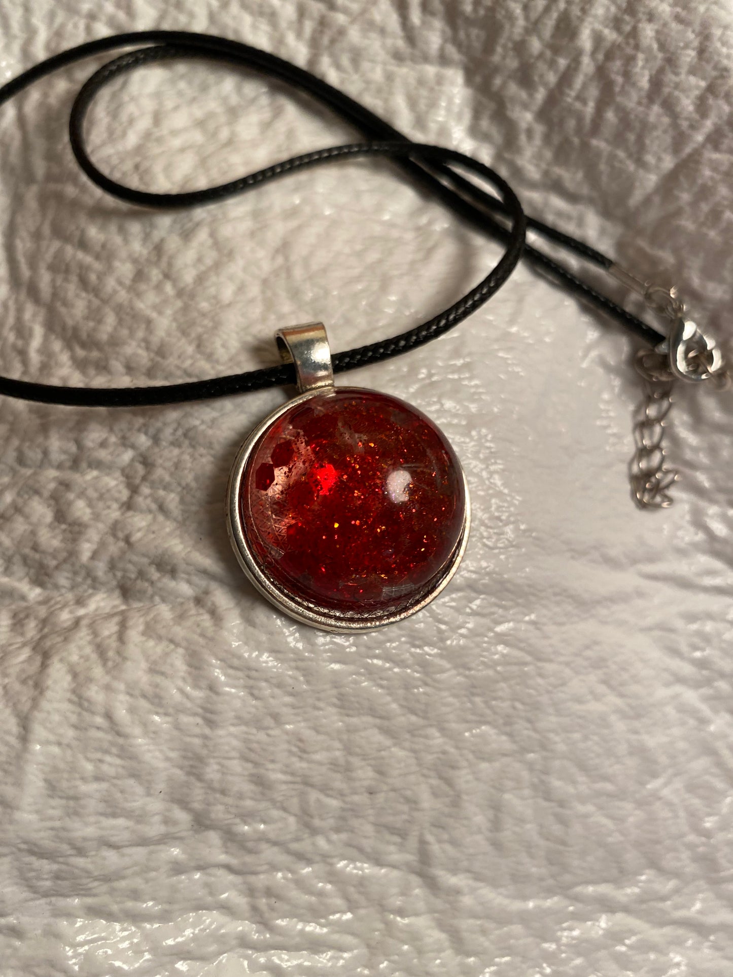 Red glitter in round bezel pendant